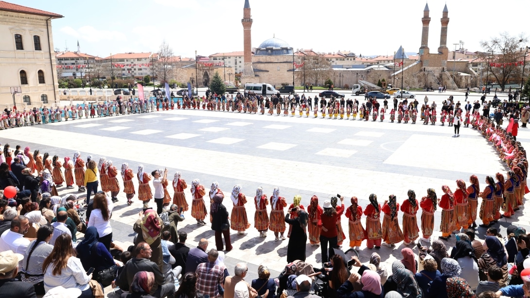 Sivas'ta 200 öğrenci birlikte halay çekti