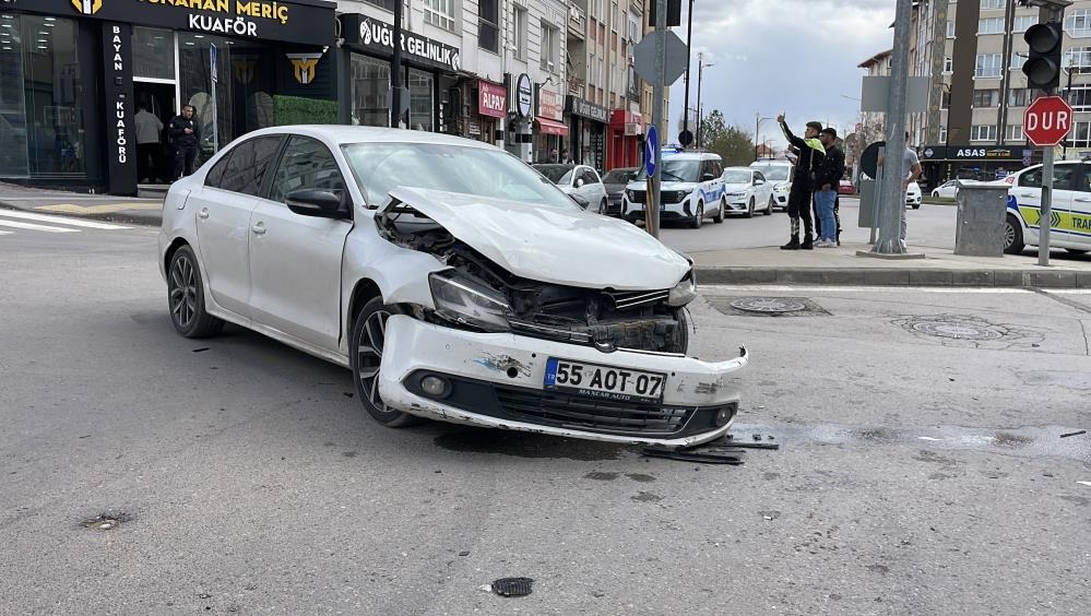 Sivas'ta araçlar çarpıştı