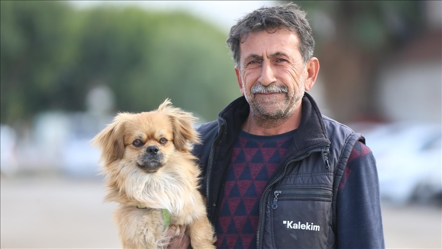 Can dostunu yanından ayırmıyor