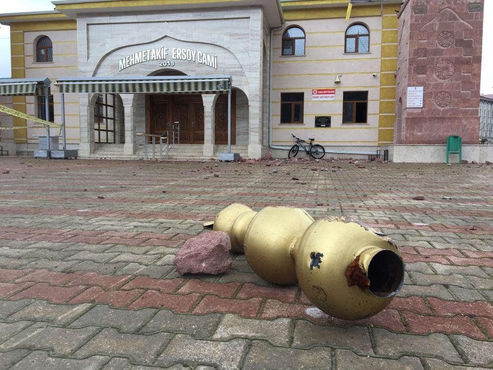 Sivas'ta cami minaresine yıldırım düştü