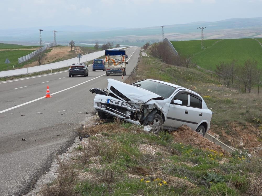 Sivas'tan Yozgat'a giden otomobil kaza yaptı!