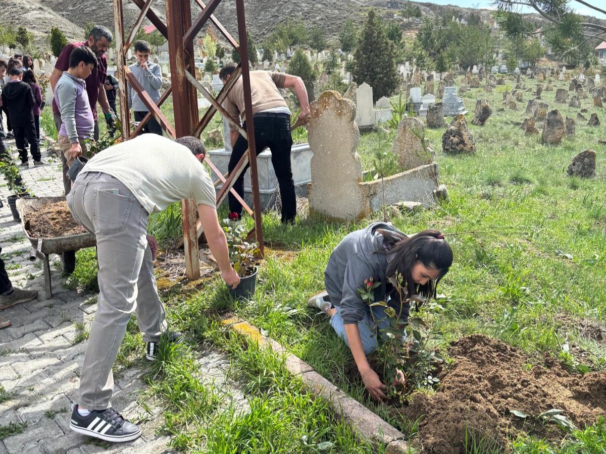 Sivas'ta öğrenciler mezarlığı güzelleştirdi