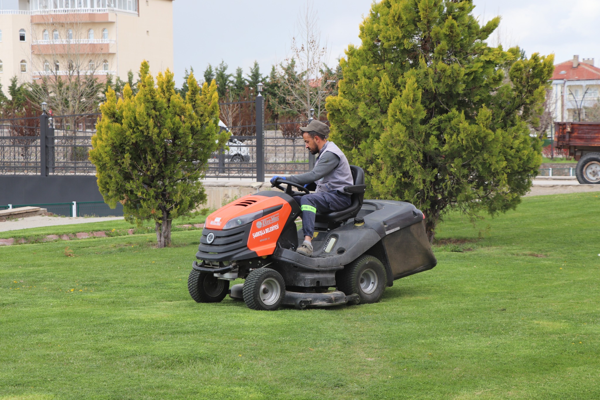 Şarkışla Belediyesi yol ve çevre düzenleme çalışmalarını sürdürüyor