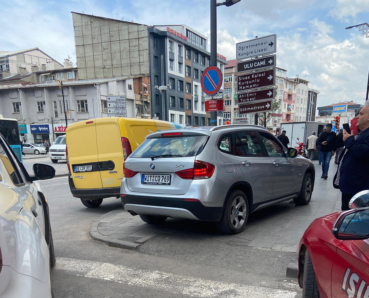 Gurbetçinin araç parkı tepki topladı! Almanya’da da böyle mi park ediyorsunuz?