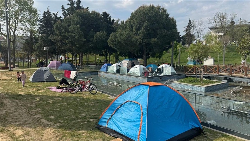 Deprem korkusuyla parklarda yaşamaya devam ediyorlar
