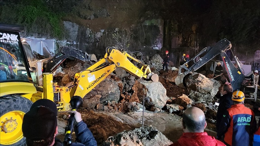 Heyelan baba kıza mezar oldu!