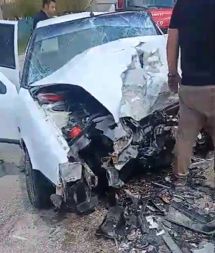 Kavşakta 2 otomobil çarpıştı: 1 ölü, 1 yaralı