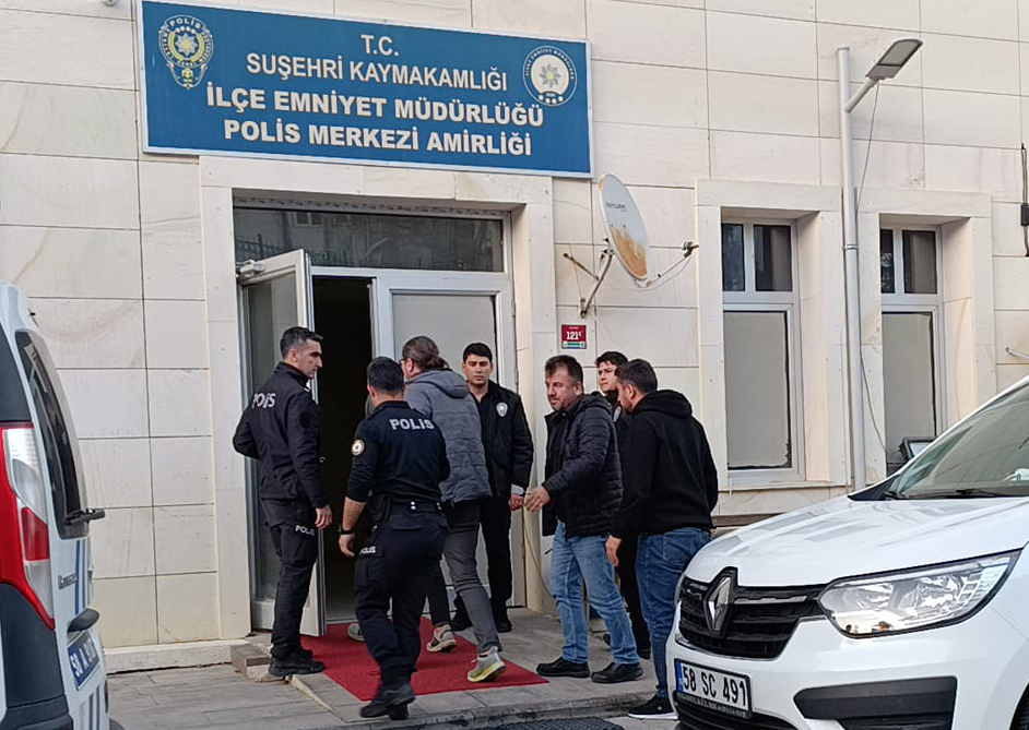 Artvin'de markete silahla saldıran şüpheliler Sivas'ta yakalandı!