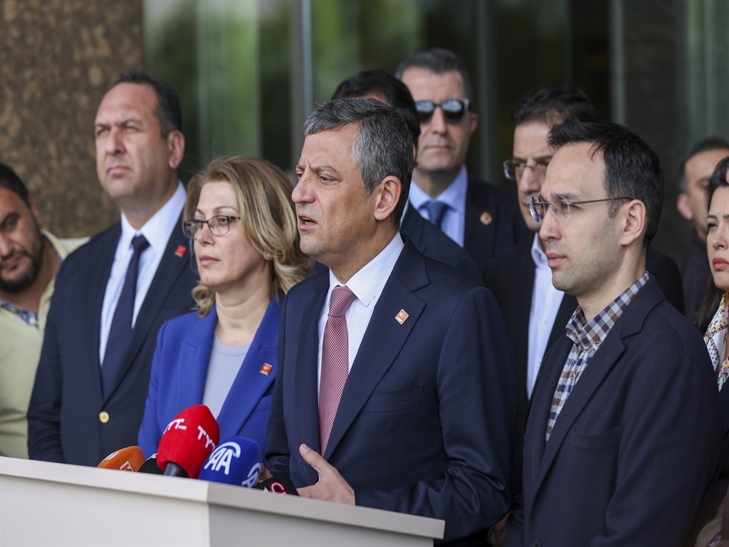 Özgür Özel'den Sırrı Süreyya Önder'in tedavi gördüğü hastaneye ziyaret