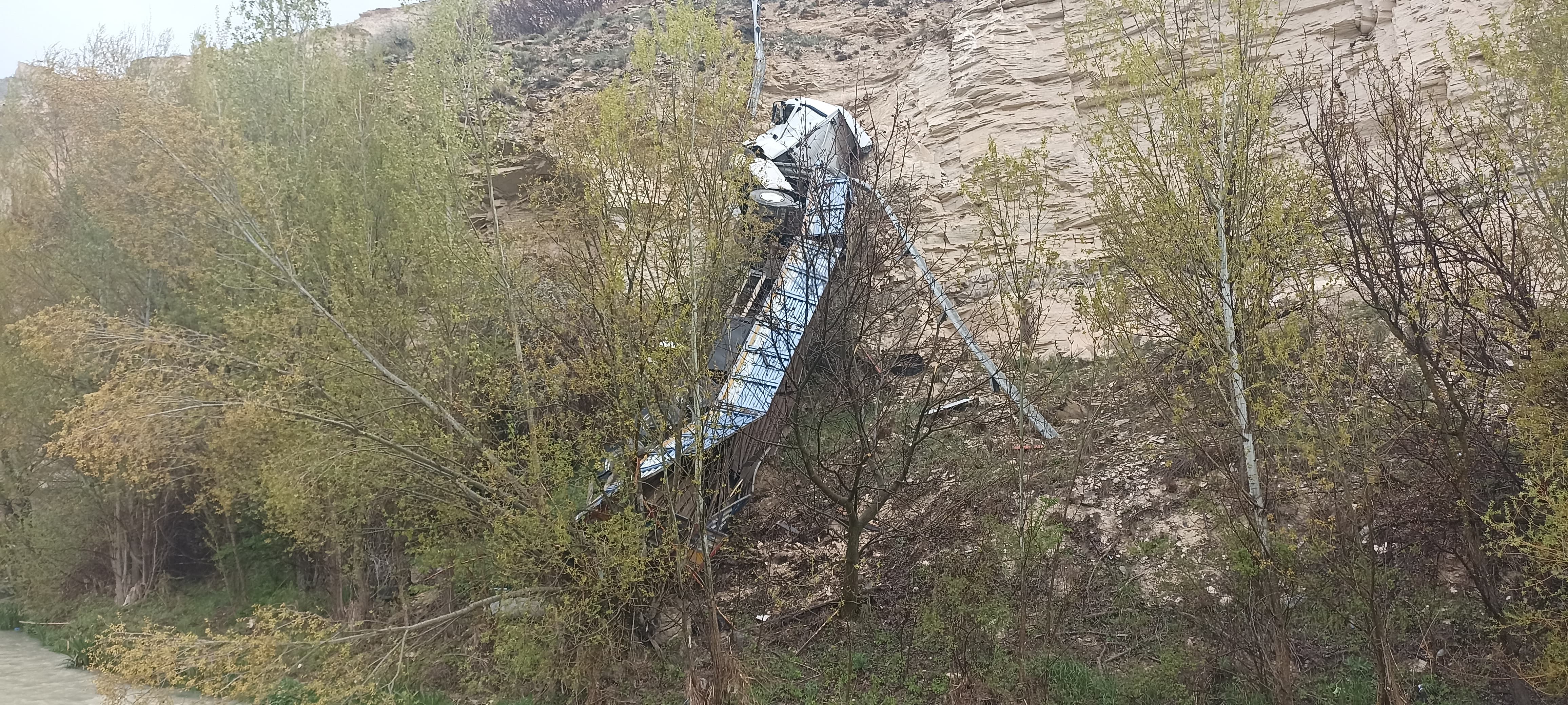 Sivas'ta TIR 70 Metrelik uçurumdan yuvarlandı