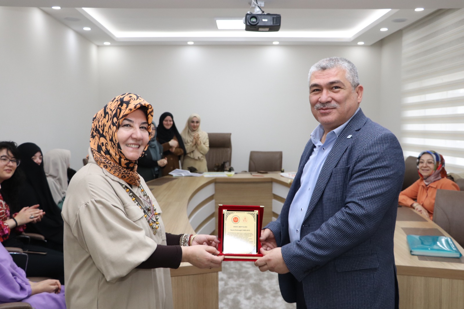 Saklavcı’ya  Plaket Takdimi