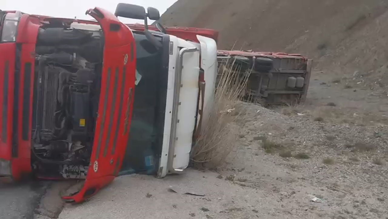 Sivas yolunda beyaz eşya yüklü TIR devrildi!