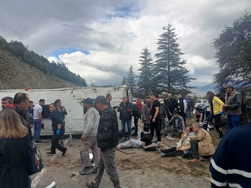 Yağış nedeniyle kayganlaşan yolda yolcu midibüsü kaza yaptı: 16 yaralı