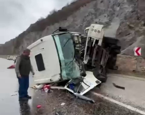 Sivas'ta kontrolden çıkan kamyon devrildi