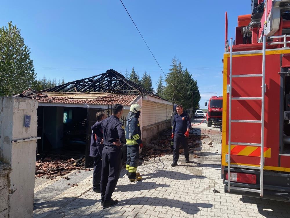 Garajın çatısında korkutan yangın