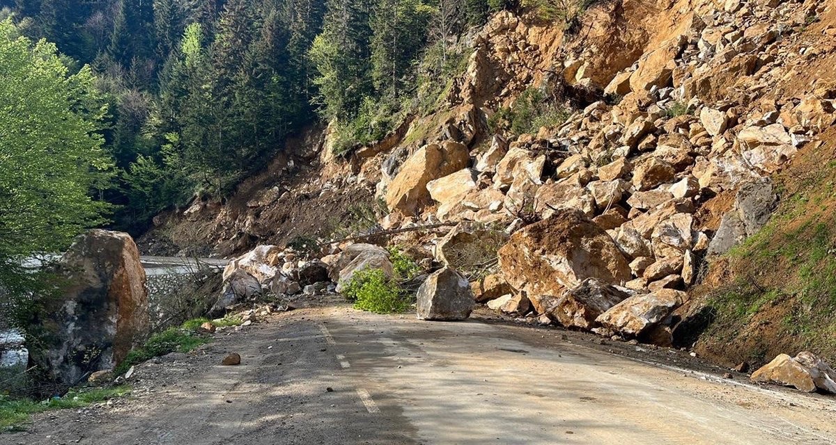 Giresun’da heyelan paniği! Yol ulaşıma kapandı