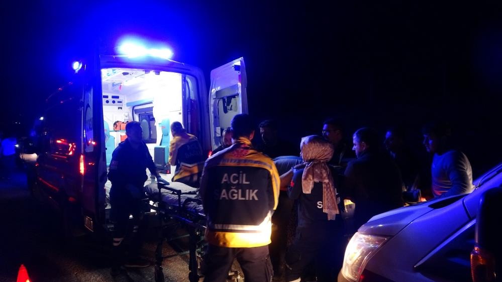 Malatya- Sivas yolunda 2 otomobil çarpıştı