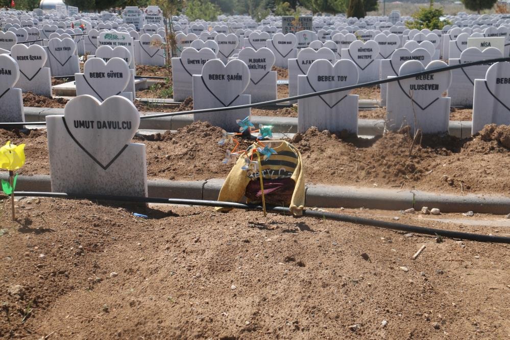 Sivas'ta İsimsiz ve Kimsesiz Bebeklerin Mezar Taşlarındaki Acı Gerçek