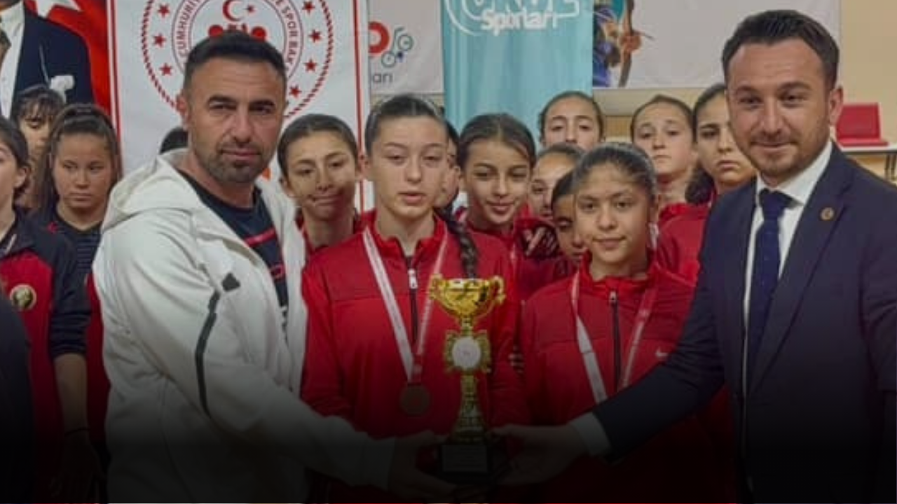 Sivas'ta 30 Öğrencili Köy Okulu, Futsalda Türkiye Dördüncüsü Oldu!