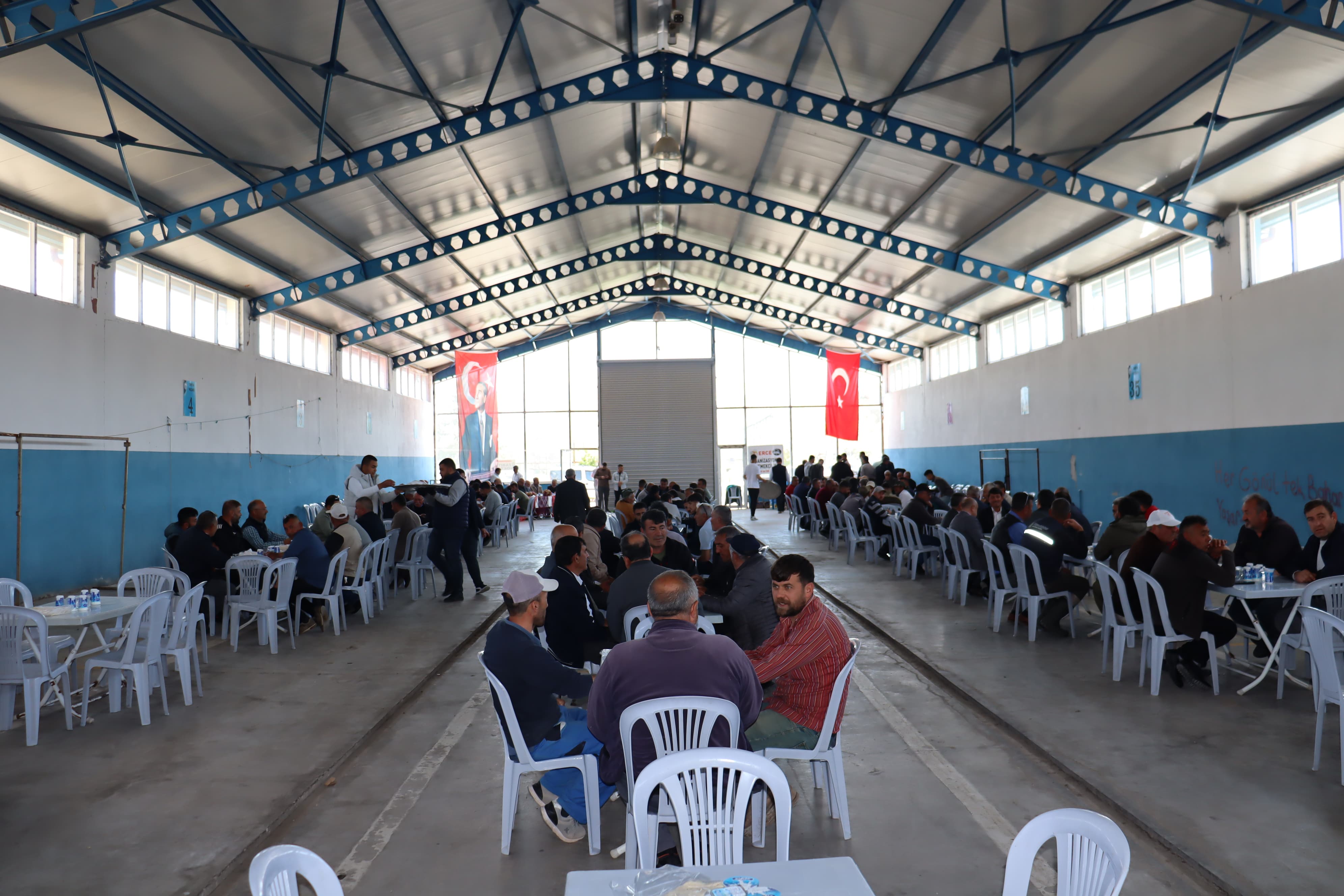 Sivas'ta  çiftçiler, şükür duasına çıktı