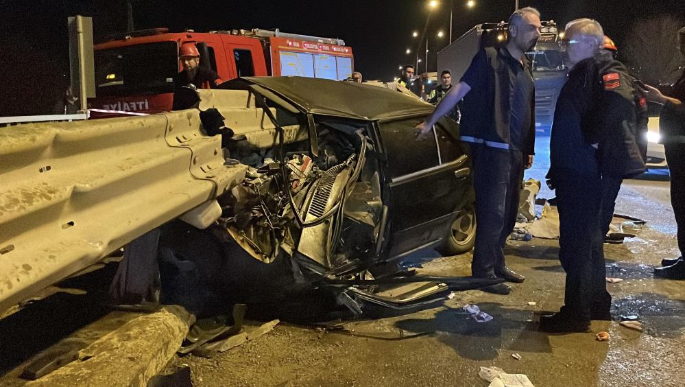 Sivas’ta feci kaza: Otomobil bariyere ok gibi saplandı