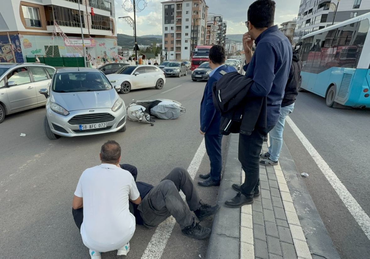 Sivas'ta otomobille motosiklet çarpıştı! Polis memuru yaralandı