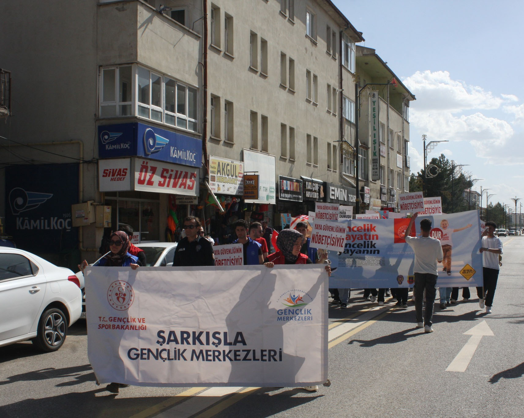Şarkışla'da farkındalık yürüyüşü düzenledi
