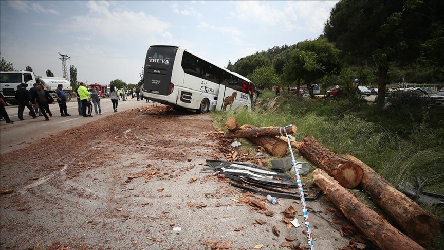 Yolcu otobüsü ile kamyon çarpıştı