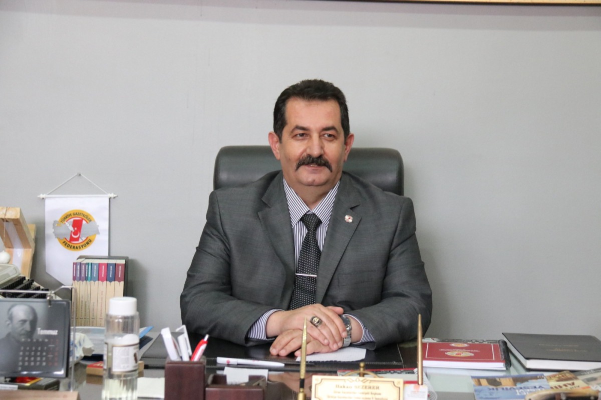 Eline mikrofon alan sokak röportajı yapıyor!