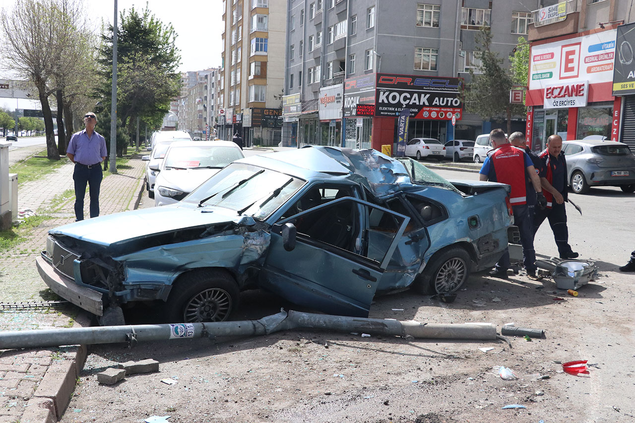 Otomobil ile kamyonet çarpıştı!