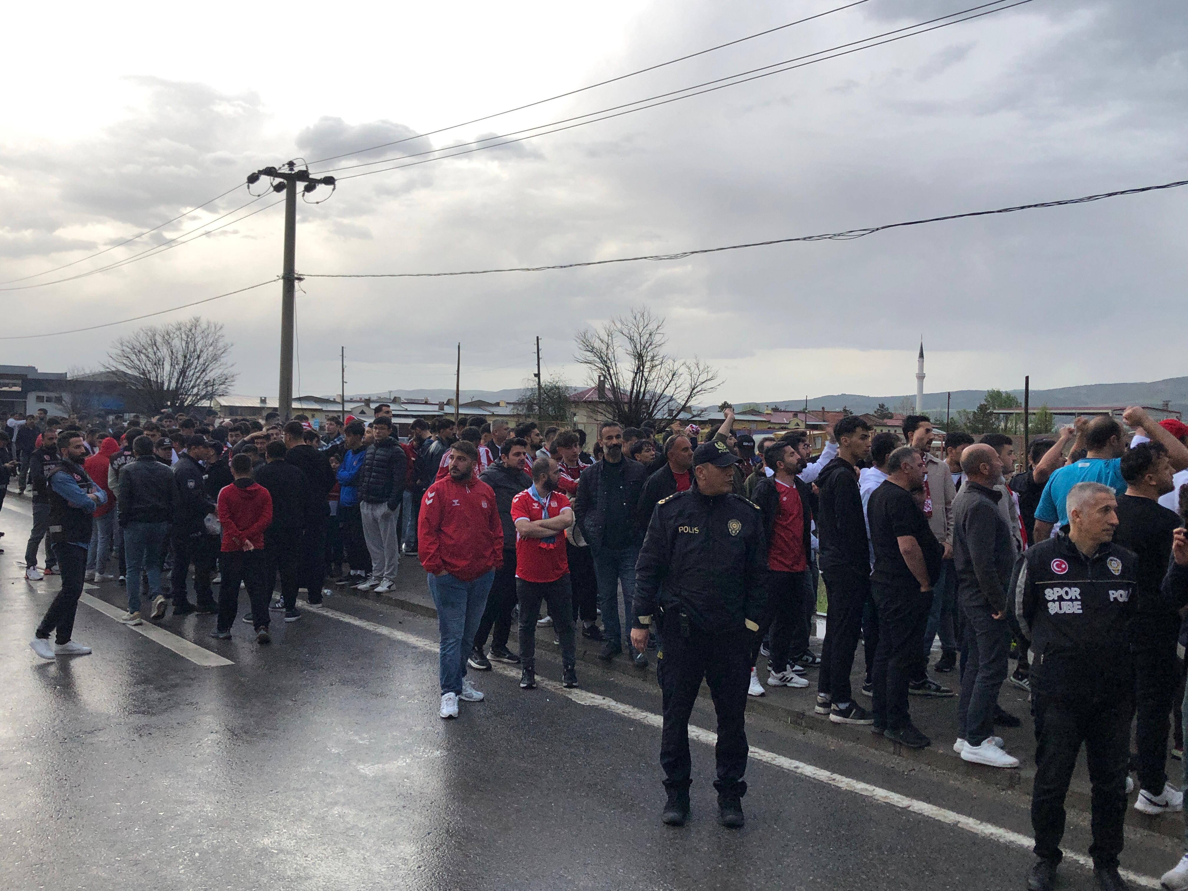 Sivasspor Taraftarı Tesislere Yürüdü