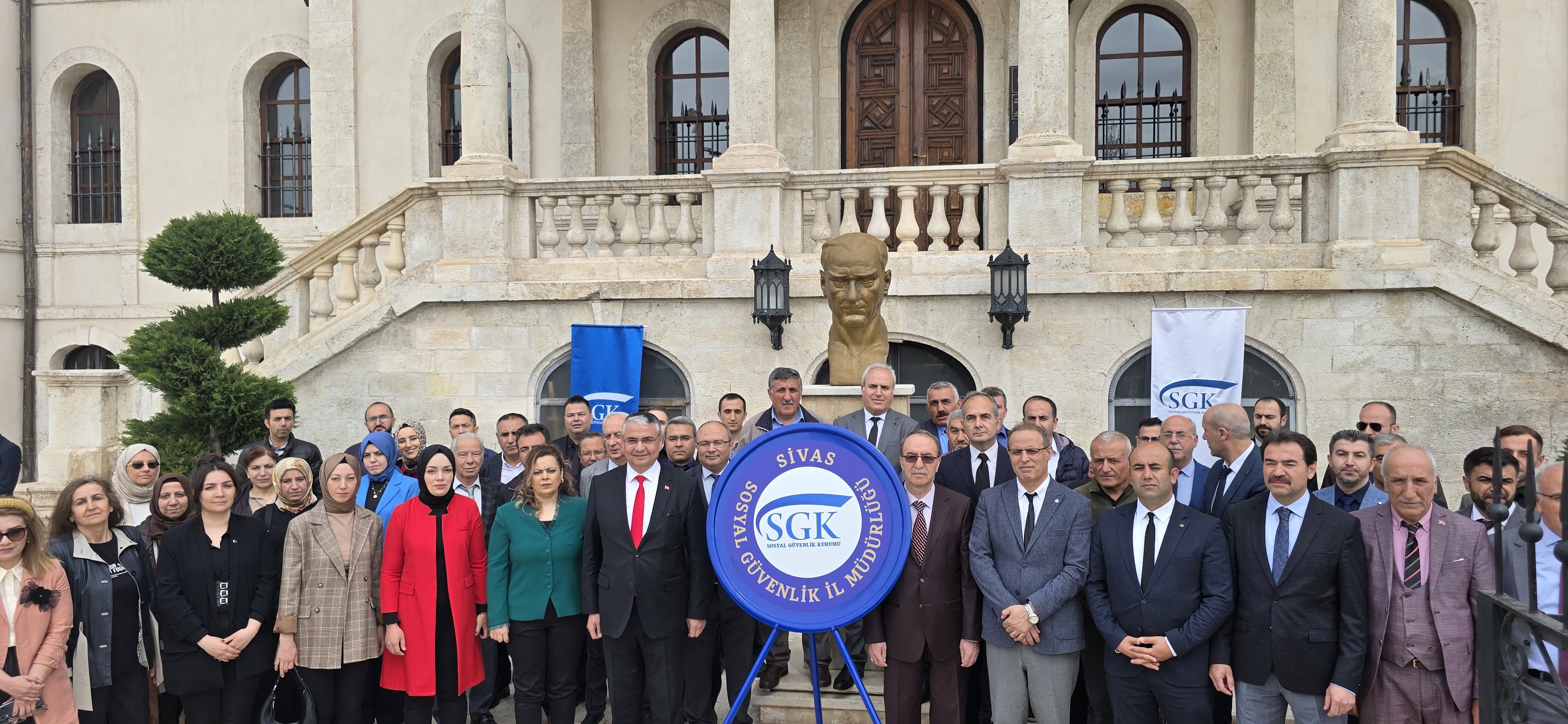 Sivas SGK Ailesi, Anıta Çelenk Sundu