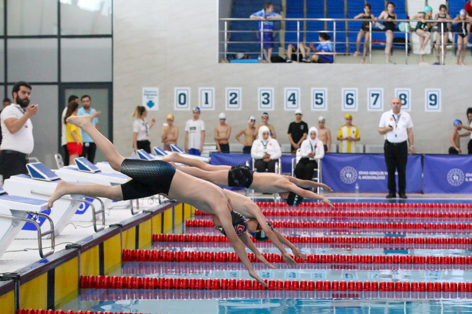 28 İlden 560 Sporcu Sivas'ta Kulaç Attı