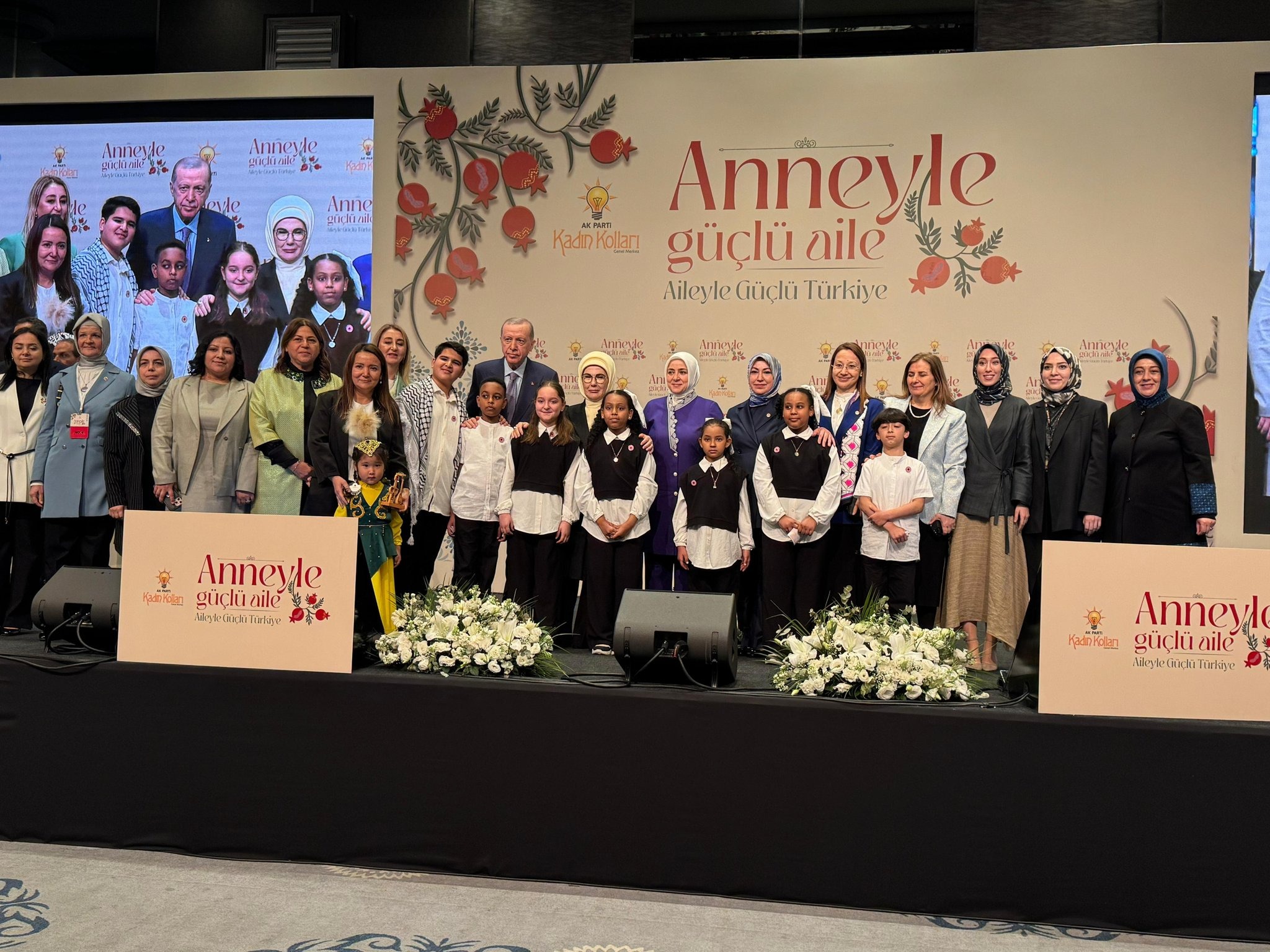 Rukiye Toy’un Organize Ettiği Programda Erdoğan Çifti Annelerle Buluştu