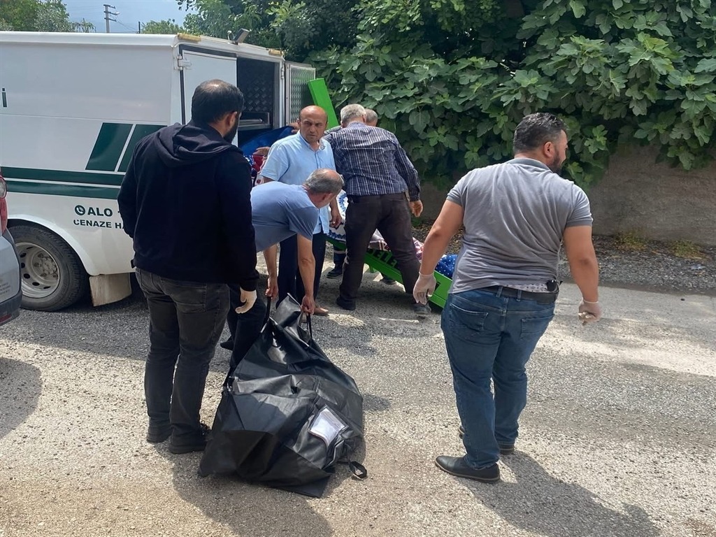 Tartıştığı annesini dövüp boğdu!