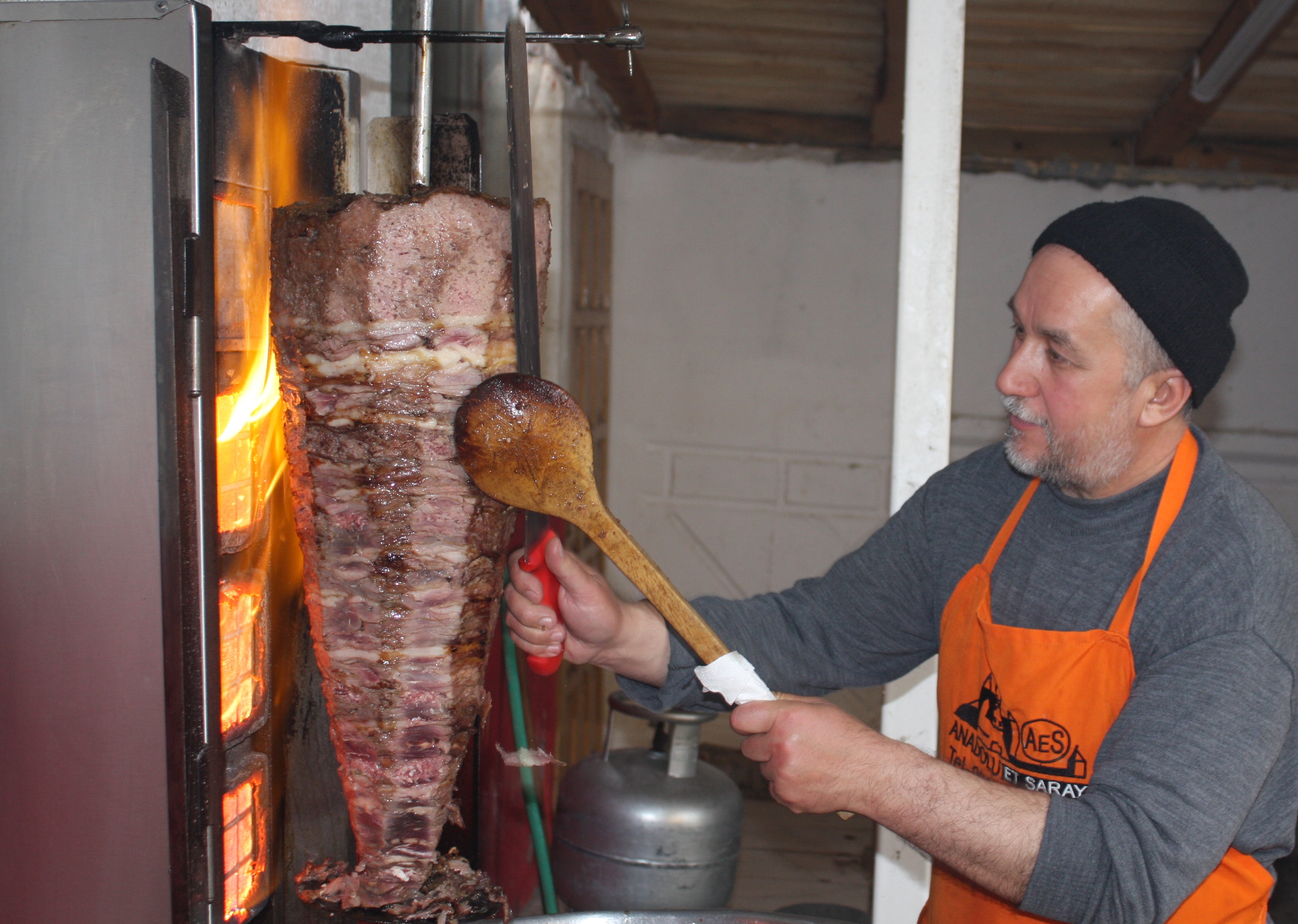 Camiye gelen öğrencilere döner ikram etti