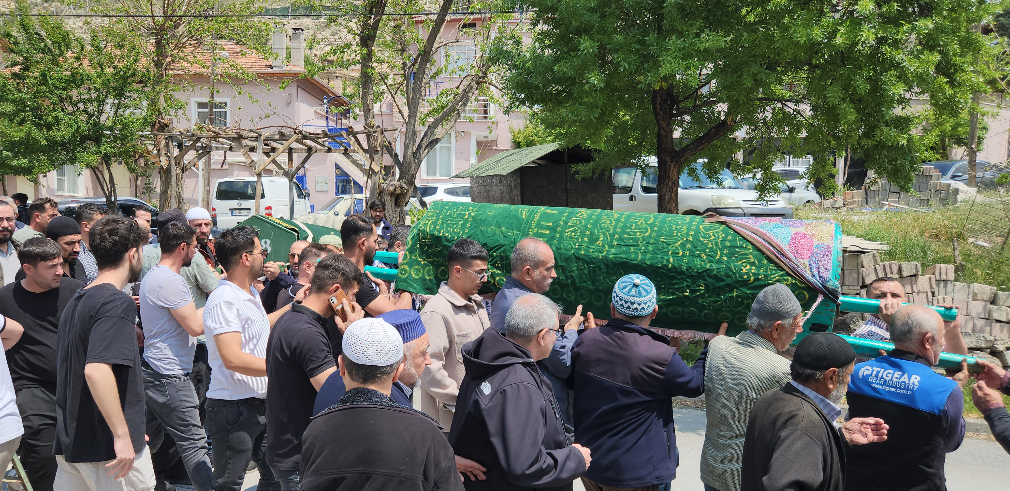 Dumandan zehirlenen çift toprağa verildi