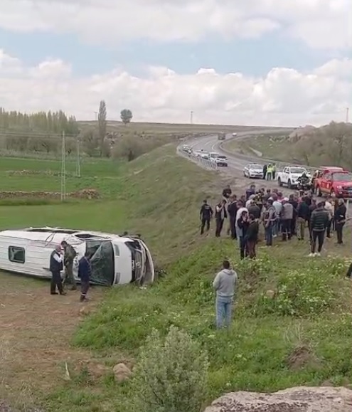 Sivas'ın komşusunda öğrencileri taşıyan minibüs şarampole devrildi!