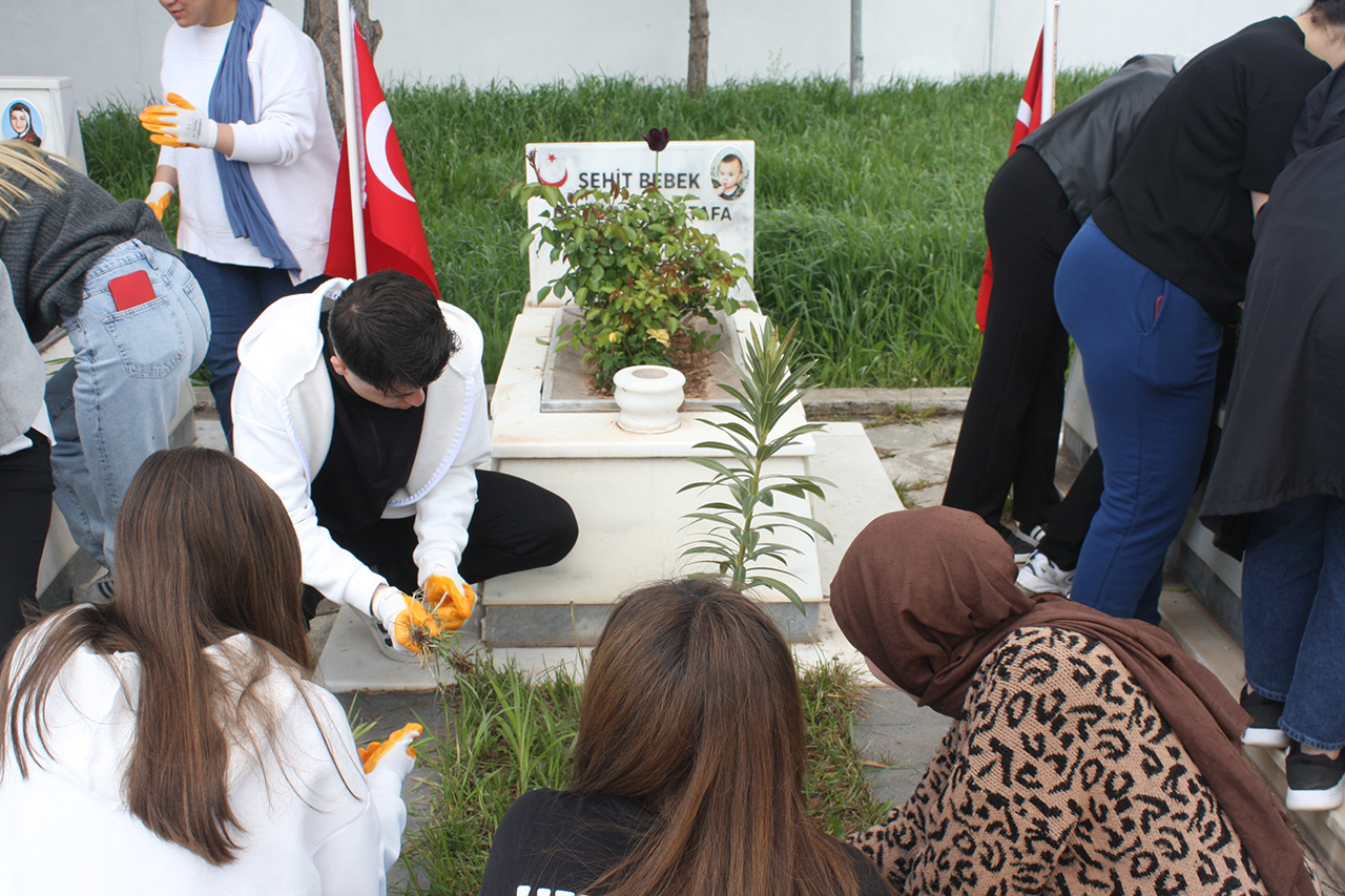 Sivas'ta öğrenciler şehitliği temizledi