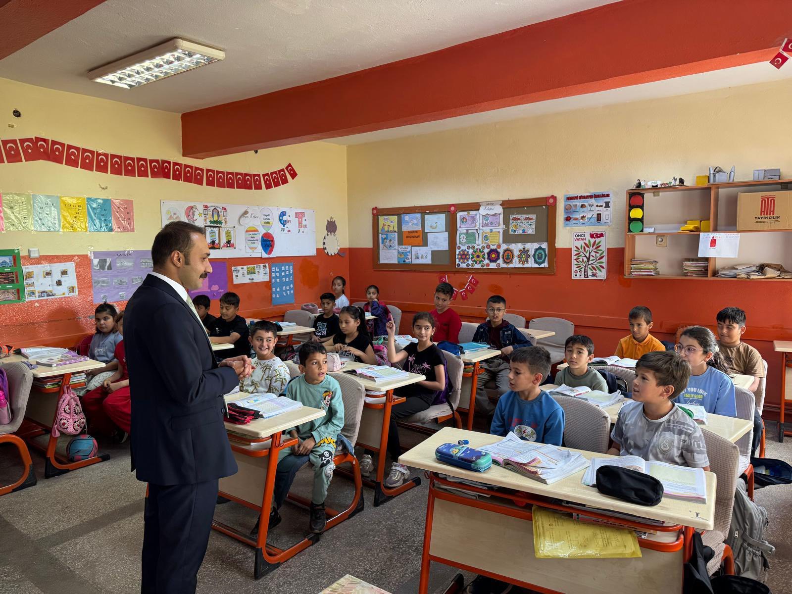 Gemerek Kaymakamı Koca'nın okul ziyaretleri