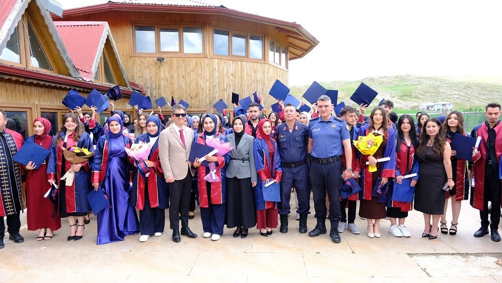 Otomobil istinat duvarına çarptı: 3 yaralı