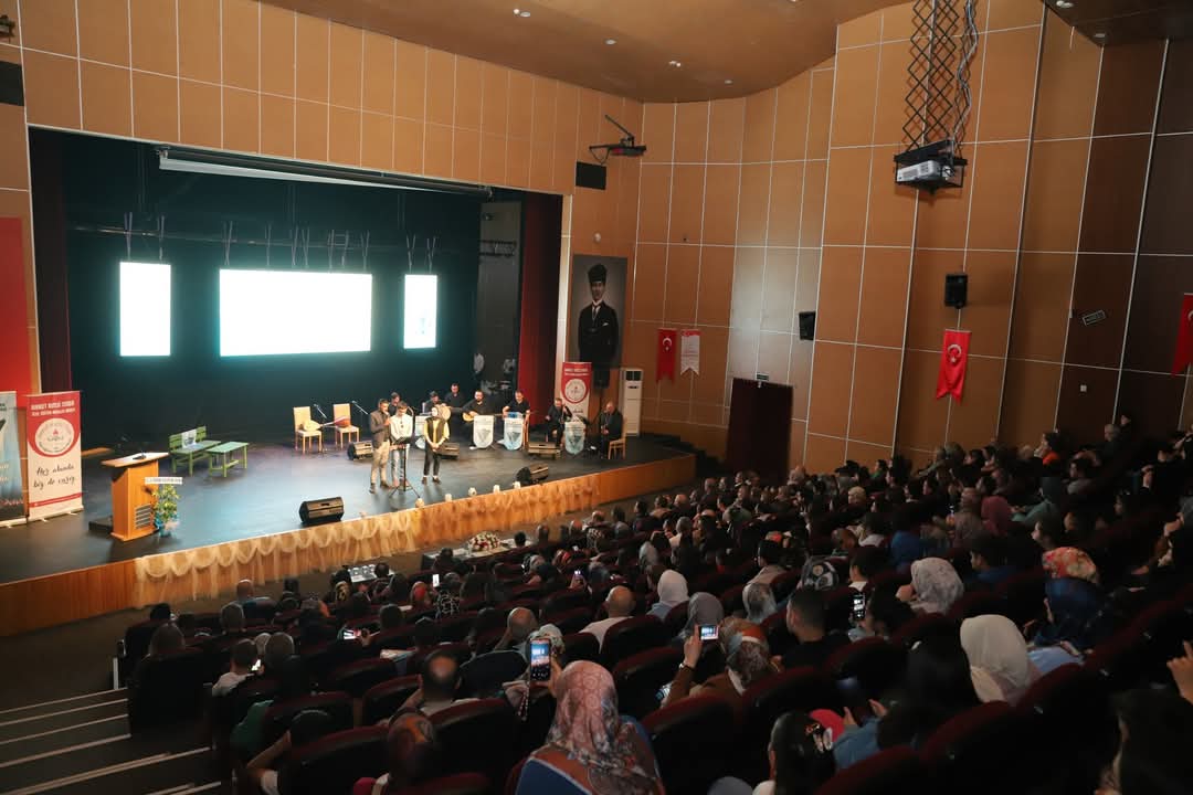 Sivas'ta özel eğitim öğrencileri, şiir dinletisi programı düzenledi