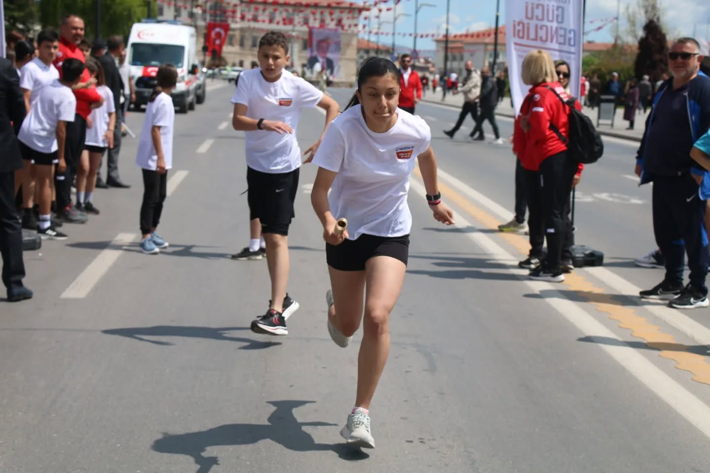 Karma Bayrak Yarışları Nefes Kesti!