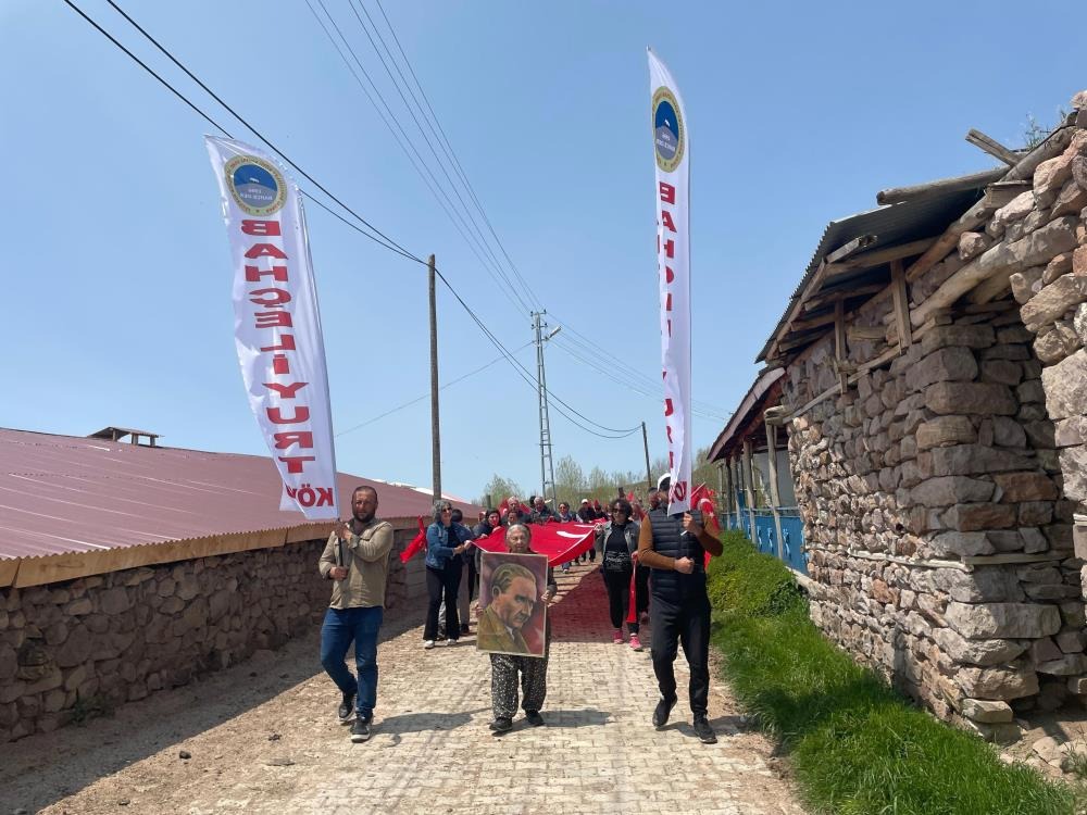 Sivas'ta 24 metrelik Türk Bayrağıyla yürüdüler
