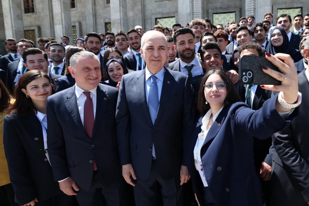 Bakan Bak, temsilci gençlerle meclisi ziyaret etti