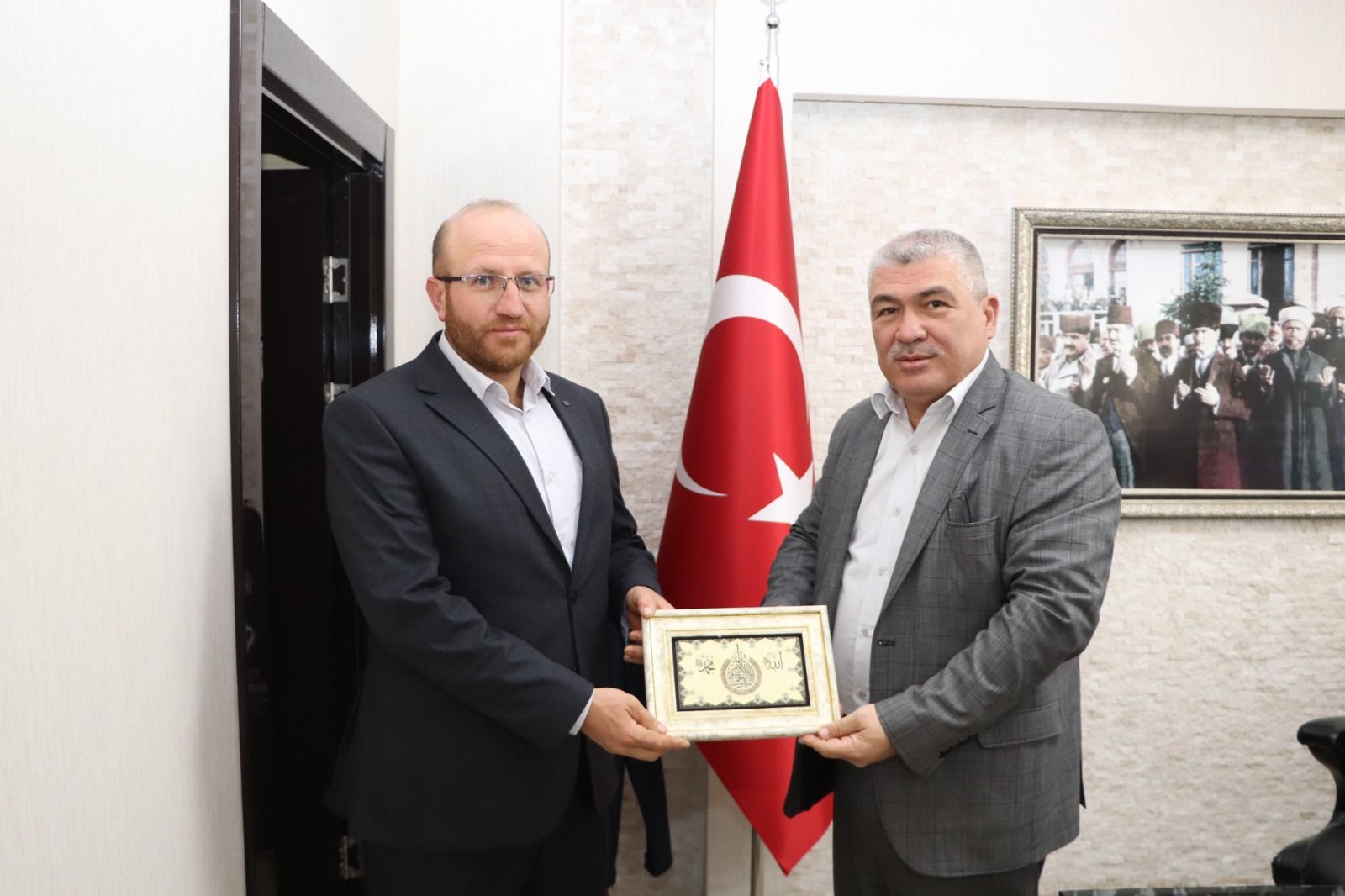 Kahraman din görevlisine plaket
