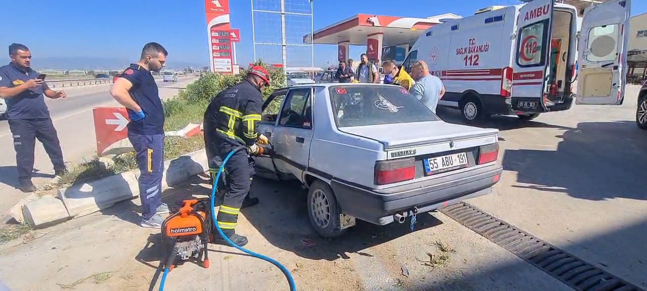Park halindeki araçların arasından çıktı! Kaza yaptı