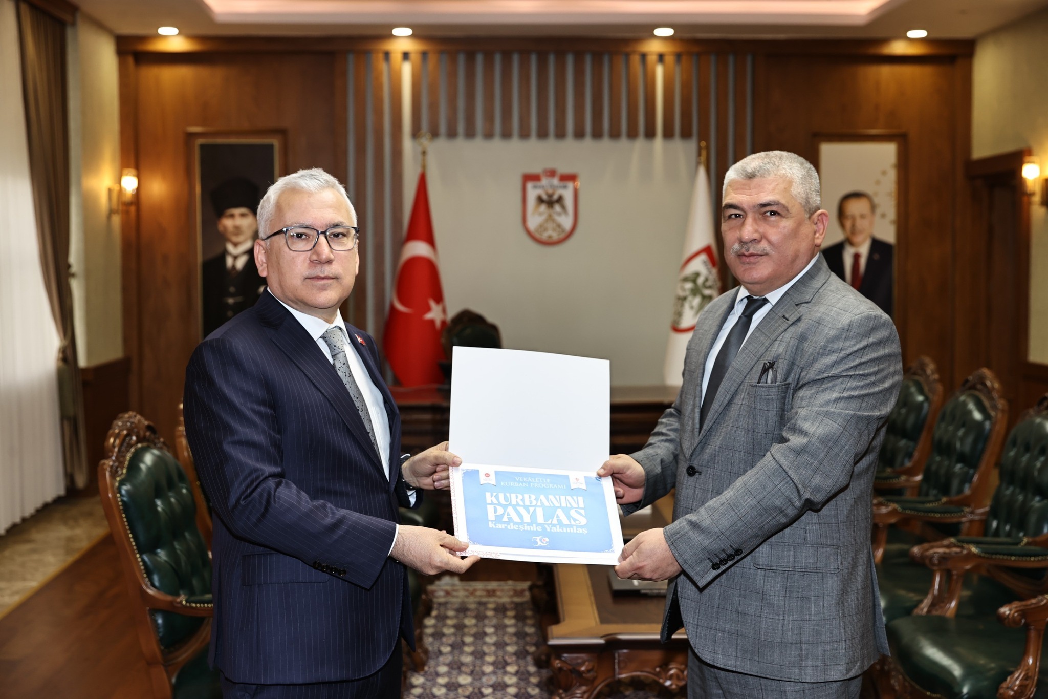 Vali Şimşek, kurbanını bağışladı