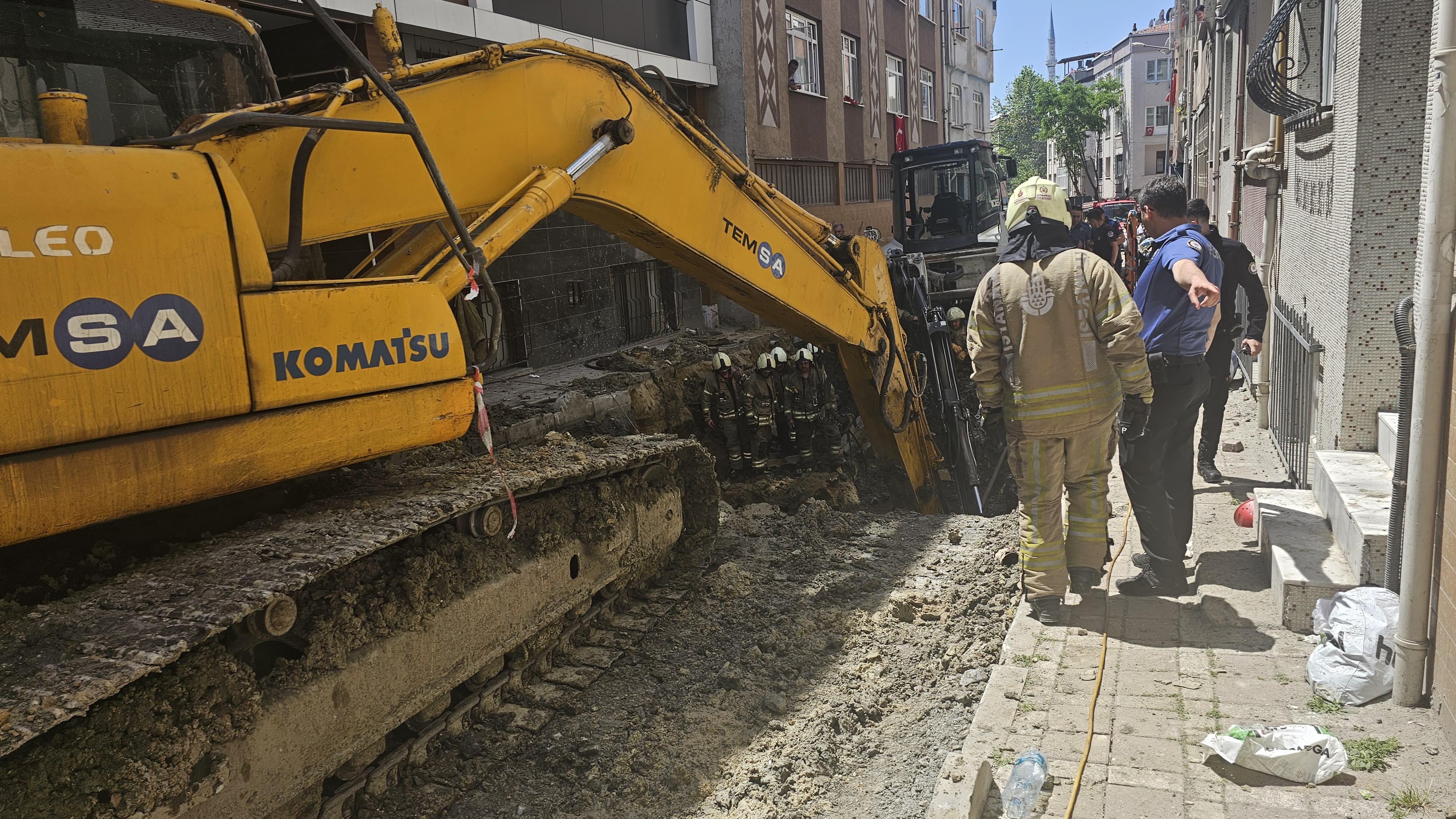 İstanbul'da yol çöktü! 1 işçi göçük altında