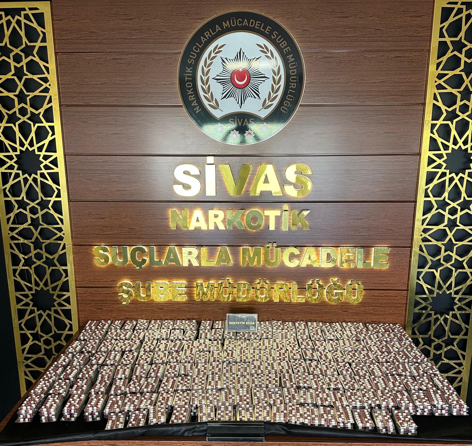 Sivas'ta Büyük Narkotik Operasyonu: 5 Gözaltı, 13 Bin 821 Hap Ele Geçirildi